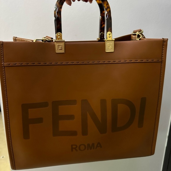 Fendi Sunshine Tote Pre Owned in Excellent conditions - Picture 1 of 5